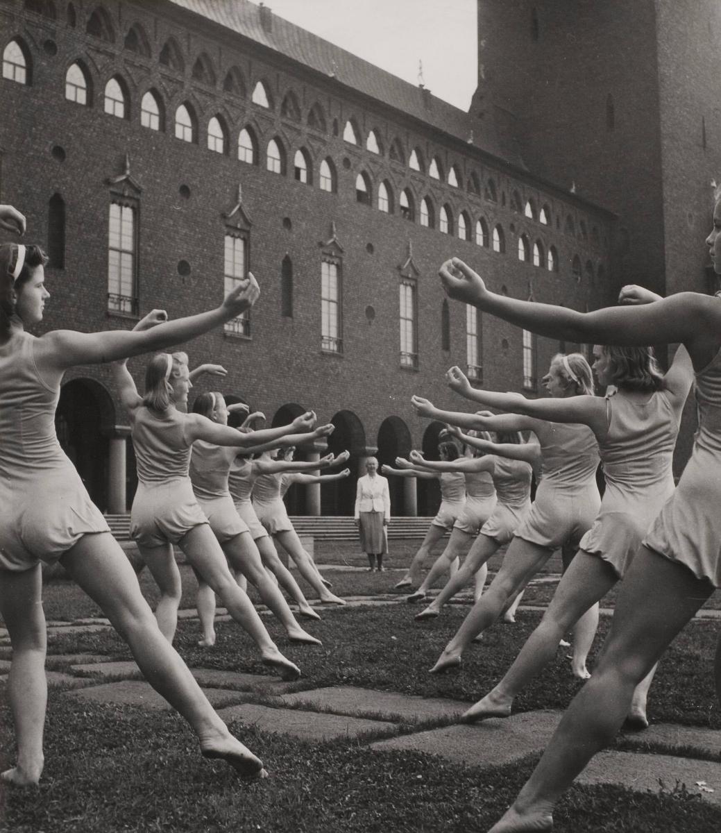 Sofiaflickorna och Maja Carlquist framför Stadshuset, 1940-tal. Copyright K.W Gullers/Nordiska museet.